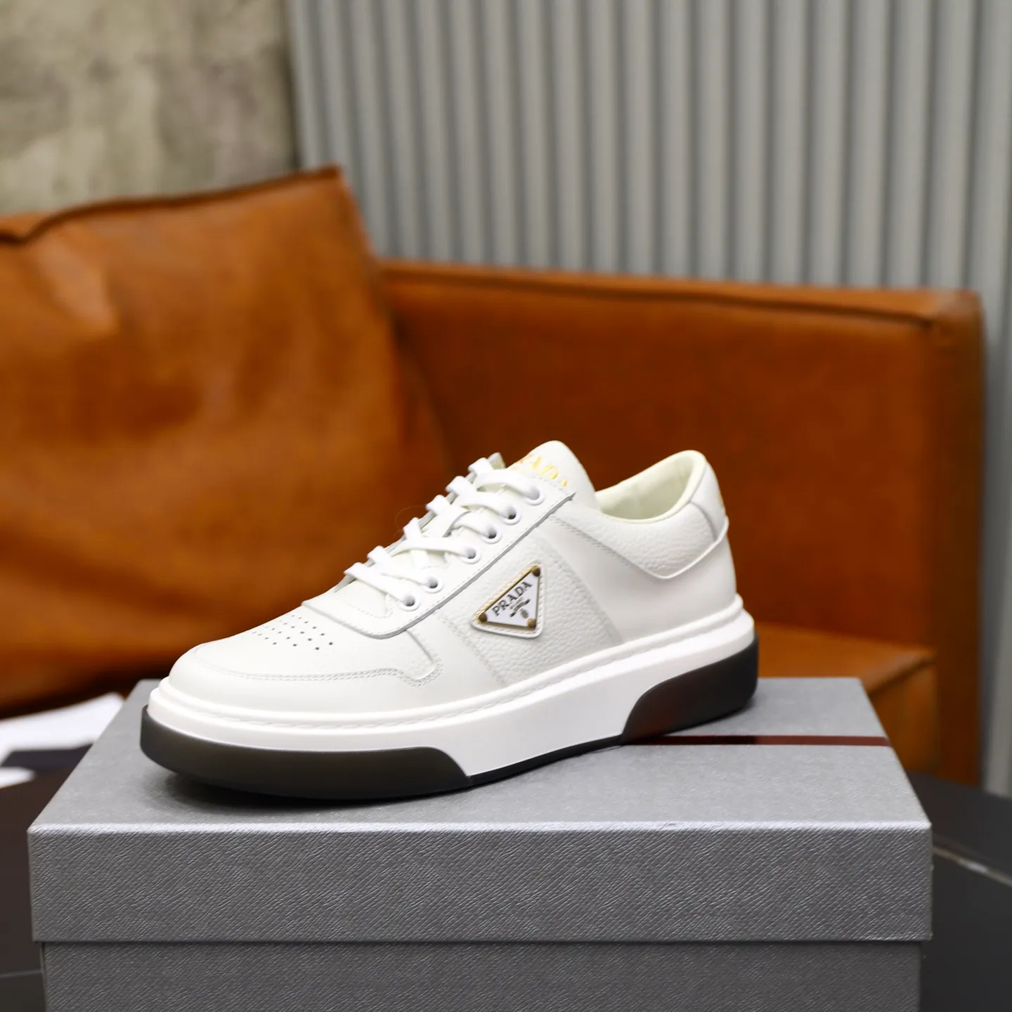 Factory price: 720💰Top original order Brand: PRADA (Prada) Standard code: Men's size 38/44 (45 can be customized) Grade: Same as the official website Material: Original cowhide stitching imported cowhide lining Original combination two-color wear-resistant soft outsole Style category: Leisure and sports version Young fashion European and American trend British style Color: Actual picture color